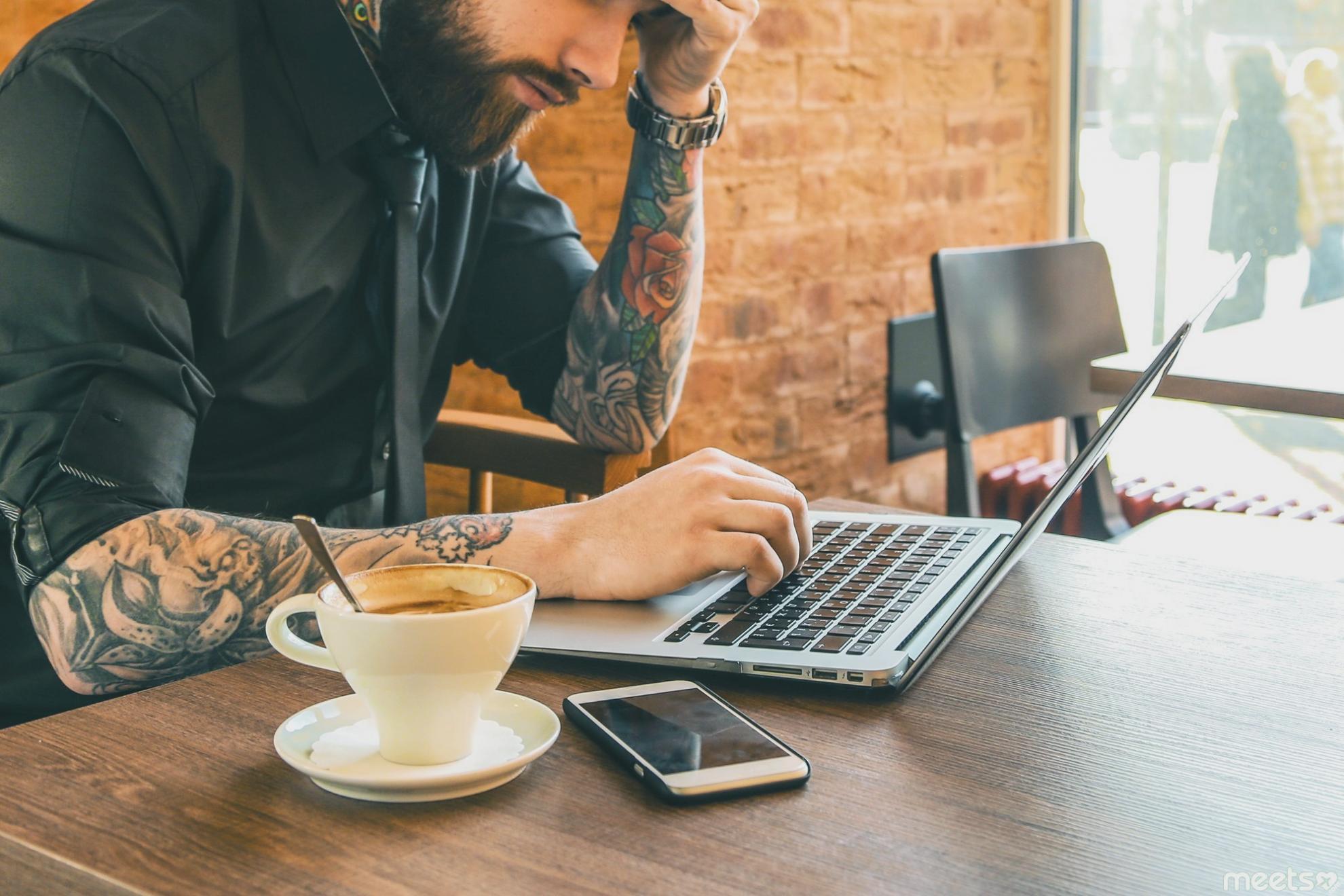 Make-up-Materialien und professionelle Kosmetikprodukte für verschiedene Hauttöne