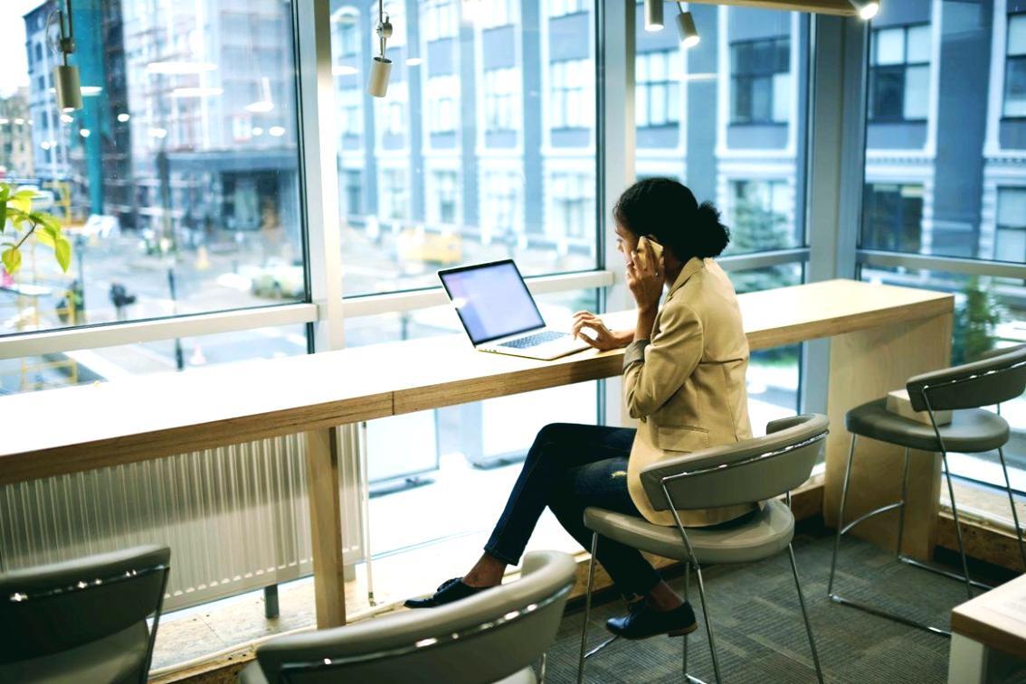 Professionelle Make-up-Arbeitsstation mit Produkten und Werkzeugen